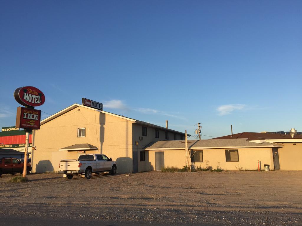 Wakiki Motel & Lounge Meadow Lake Exterior photo